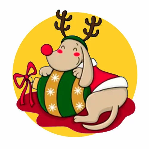 Цветной вариант раскраски новогодний олень спит на игрушке