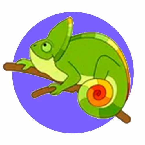 Цветной вариант раскраски хамелеон сидит и смотрит