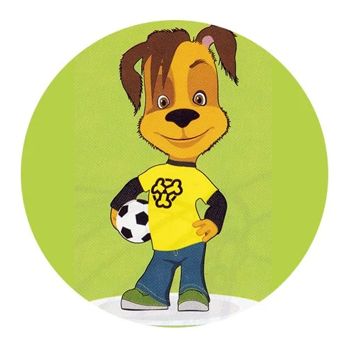 Цветной вариант раскраски дружок с мячом