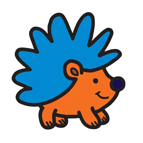 Цветной вариант раскраски с цветным образцом маленький ежик