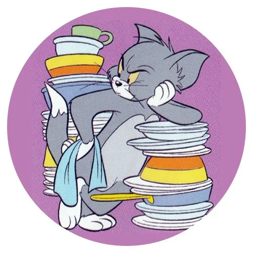 Цветной вариант раскраски том моет посуду