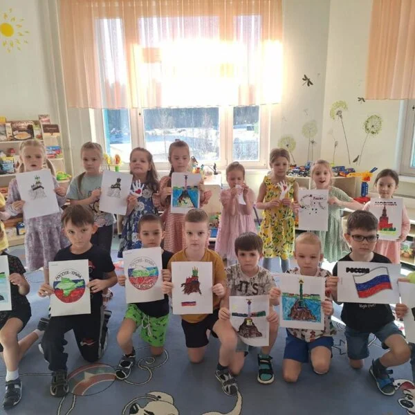 пример раскраски пожарный борется с огнем